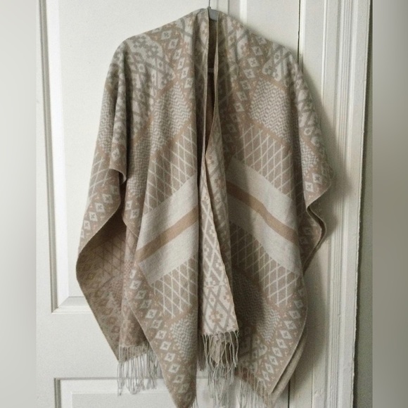 Gorgeous cream shawl - Picture 2 of 2